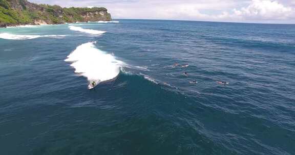 人们在海浪上冲浪