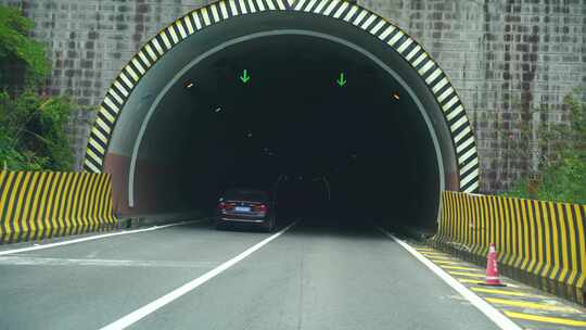 开车进隧道驾驶车辆行驶在高速公路第一视角视频素材模板下载