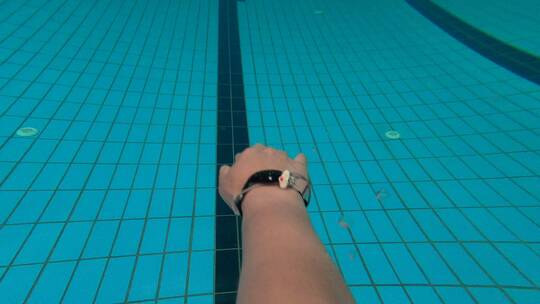 运动员第一视角游泳馆里的比赛视频素材模板下载