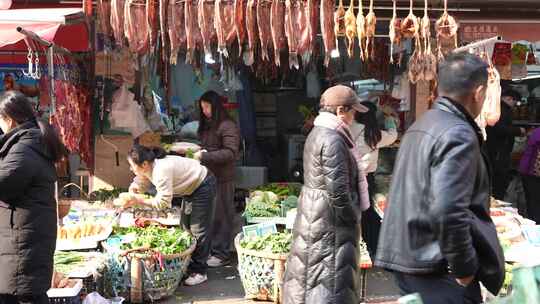 菜市场内市民正在采年货购蔬菜腊鱼腊肉