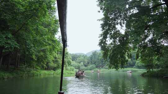 乘坐游船在西湖