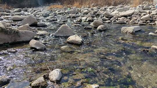 济南南部山区云河桥，水质清澈见底