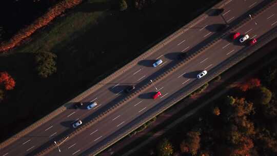 4K航空：美丽的秋天夜晚，汽车和半卡车在繁忙的高速公路上行驶