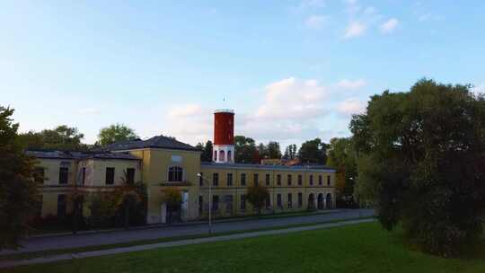 拉脱维亚尤尔马拉克梅里度假公园的克梅里水塔和拉脱维亚国旗。