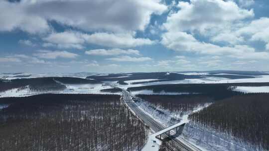 大兴安岭初春雪后的高速公路