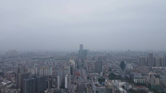 春季雨雾天的城市