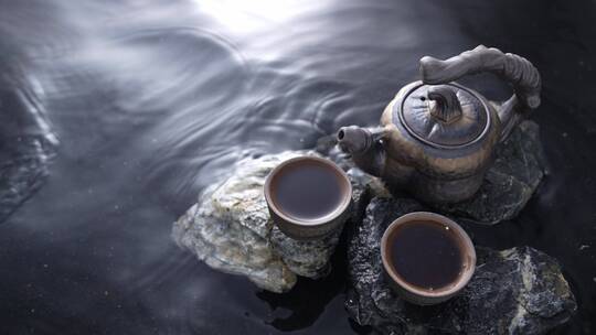 水面上的茶壶与茶杯