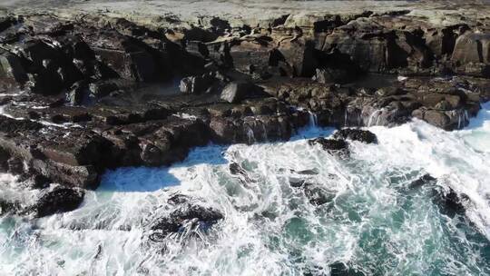 海浪撞击岩石航拍视频素材模板下载