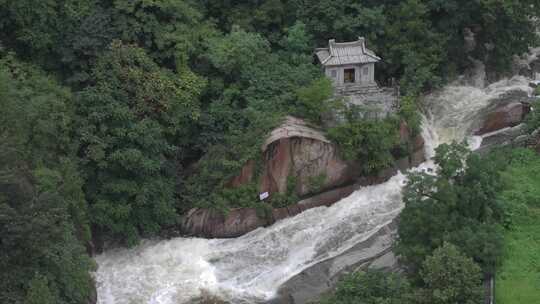 雨后泰山，飞瀑流泉