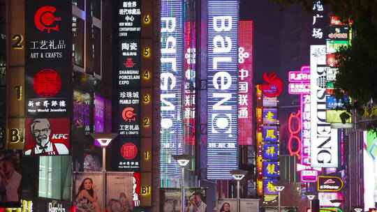 上海街道上的霓虹灯广告视频素材模板下载