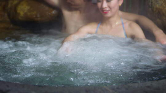 情侣在温泉中享受放松时光