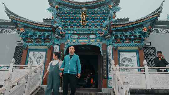 新年寺庙祈福烧香晨雾鸡足山金顶寺山门