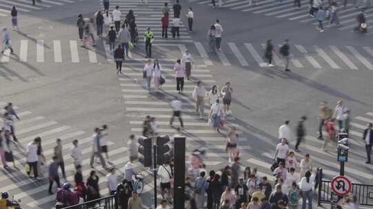 城市十字路口交警指挥川流不息的人流车流