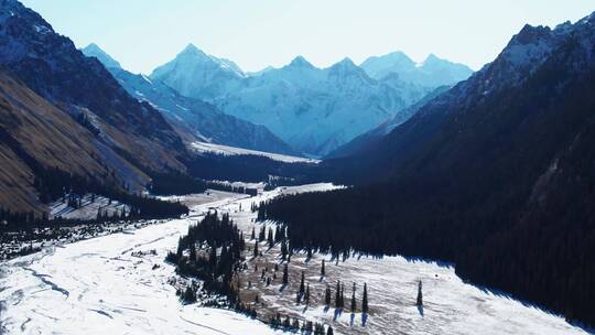 新疆航拍雪山