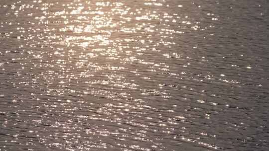 阳光洒在波光粼粼的湖水水面上视频素材模板下载