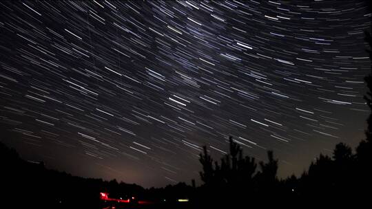 星轨和流星在夜空的背景下视频素材模板下载