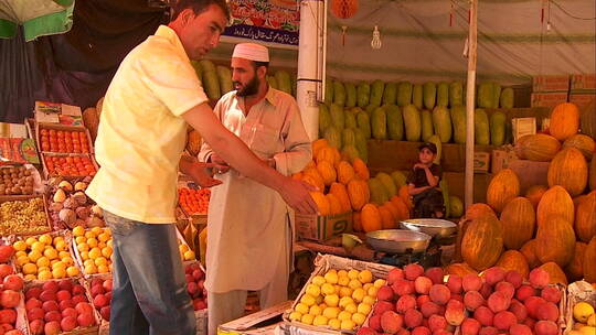 男子在水果市场购物视频素材模板下载