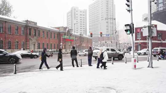 风雪中行人等红灯中山路人物生活邮局路口