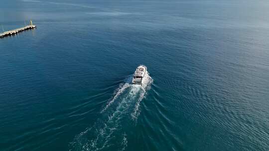 游艇航行在地中海港口土耳其阿拉尼亚
