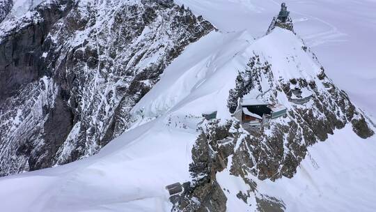 雪山之巅的旅游景点