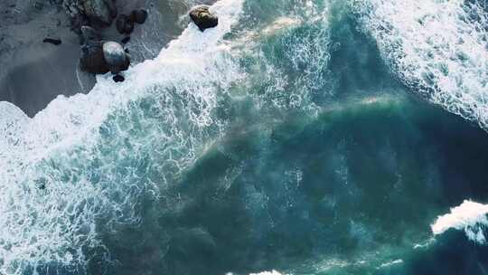 俯拍海浪拍打岸边礁石
