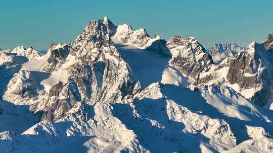 航拍雪山日照金山