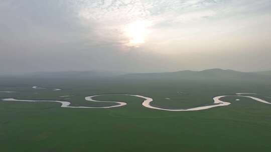 航拍夏日雾霭草原曲河莫日格勒河