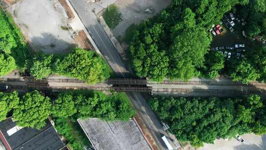 火车轨道的航拍镜头。与道路相交