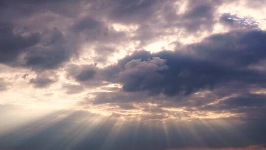 耶稣光延时天空阳光穿透云朵太阳光丁达尔光