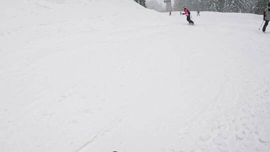 滑雪者滑下坡POV拍摄