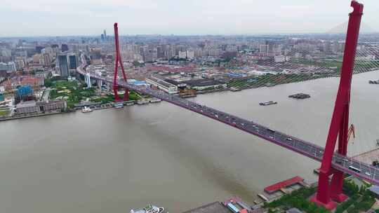 上海市浦东新区杨浦大桥城市车流交通船只船