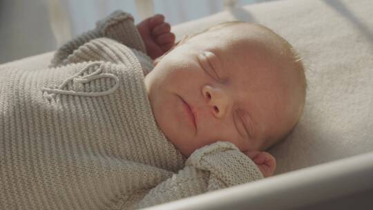 婴儿新生儿面部特写，熟睡的婴儿