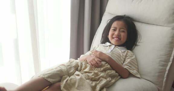 窗边女孩甜美笑容