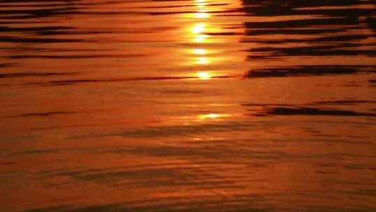 夕阳下金色波光粼粼的湖面