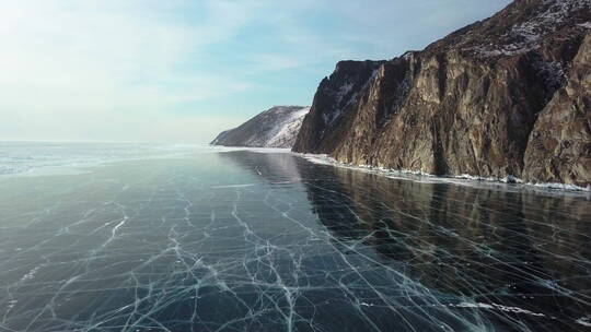 贝加尔湖上有裂缝的冰