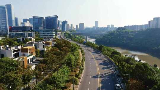 航拍在重庆市内行驶的汽车以及重庆城市风景