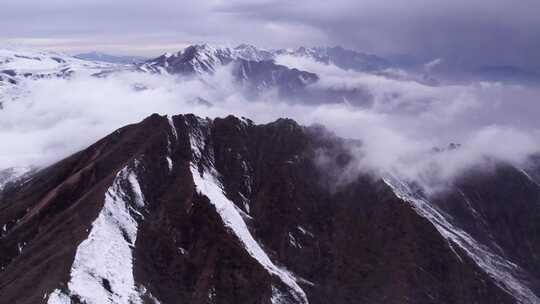 青海拉脊山雪山云雾航拍