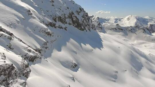 高海拔的雪山