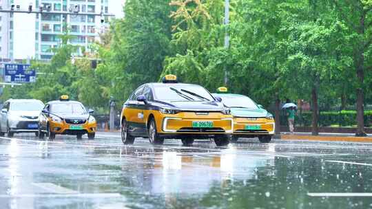 雨天城市街道交通拥堵场景