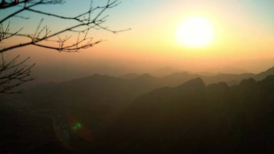 夕阳下的连绵群山