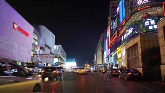 汽车窗外城市夜生活繁荣街道夜晚商业街中心