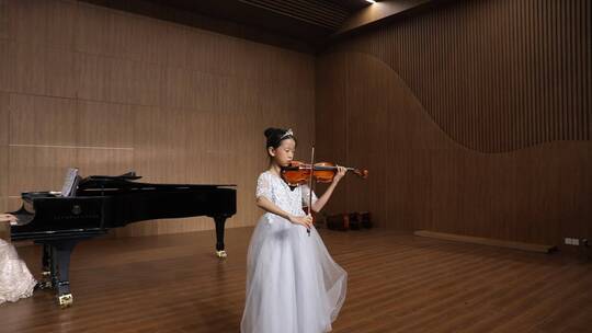 儿童拉小提琴音乐会