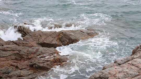 大梅沙礁石风起浪涌