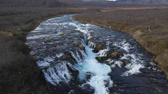 无人机飞越冰岛布鲁拉尔福斯瀑布和周围景观