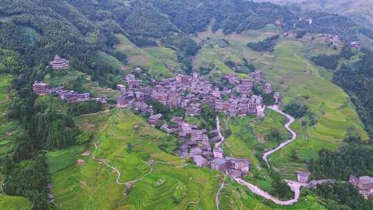 山间梯田风光与古朴村落的自然景象