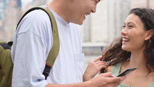 一男一女一边看手机一边聊天