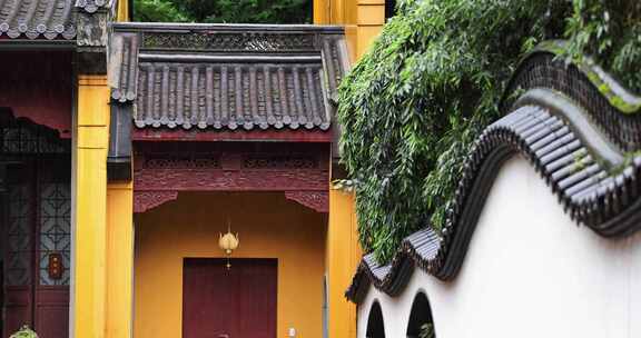 （慢镜）中国杭州灵隐寺下雨天