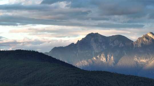 云南哈巴雪山云海山峰树木