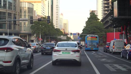 城市道路开车汽车行驶行车记录仪驾驶视角