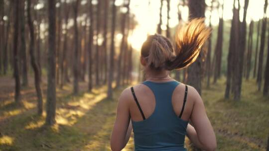 跑步 奔跑 跑 运动 男女人 锻炼 运动 树林
